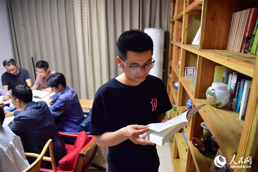 讀書會成員在書架旁翻閱自己感興趣的書籍。人民網記者 時雨攝