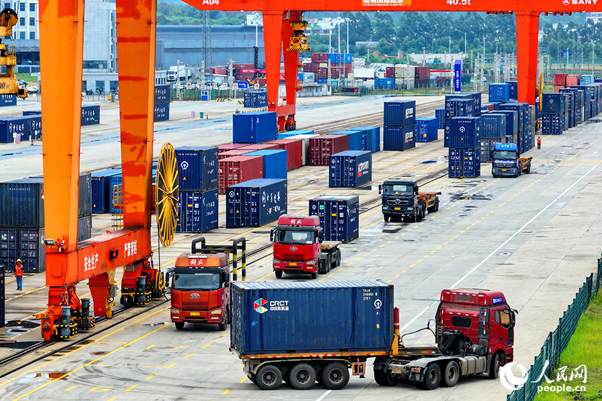 位于贛州市南康區的贛州國際陸港貨場，吊機在裝卸貨物集裝箱，各類班列有序進出港。人民網 朱海鵬攝