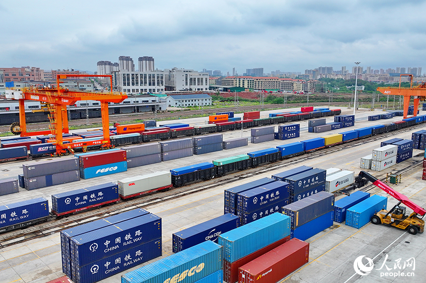 位于贛州市南康區的贛州國際陸港貨場，吊機在裝卸貨物集裝箱，各類班列有序進出港。人民網 朱海鵬攝