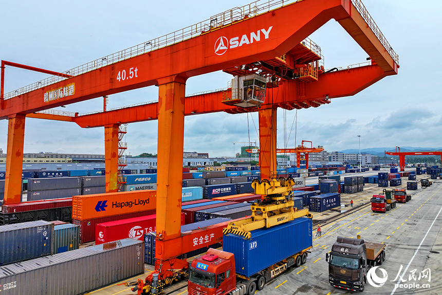 位于贛州市南康區的贛州國際陸港貨場，吊機在裝卸貨物集裝箱，各類班列有序進出港。人民網 朱海鵬攝