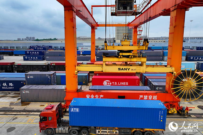 位于贛州市南康區的贛州國際陸港貨場，吊機在裝卸貨物集裝箱，各類班列有序進出港。人民網 朱海鵬攝