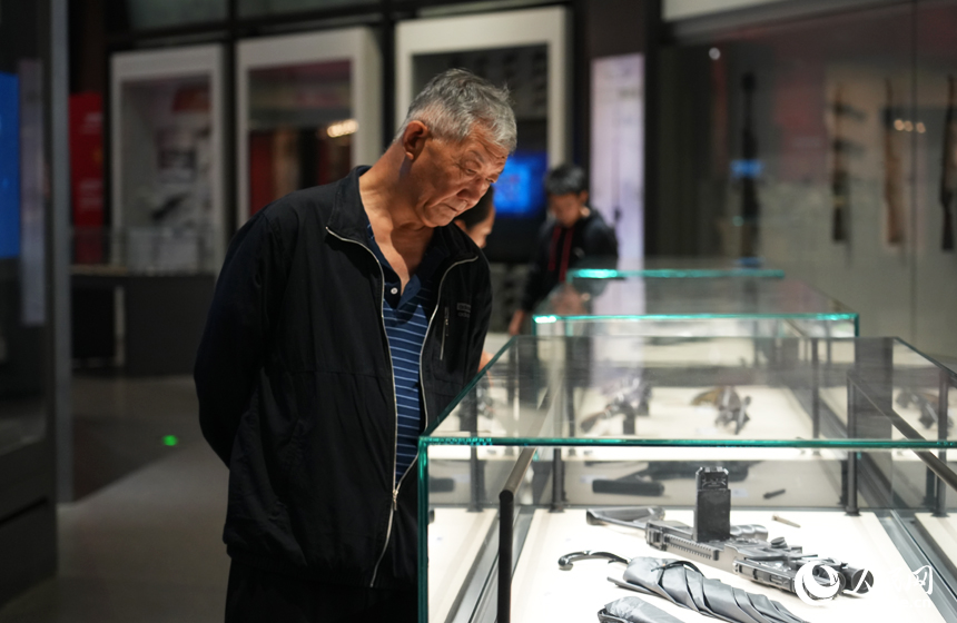 市民在南昌軍事主題公園輕武器館參觀游覽。人民網記者 毛思遠攝