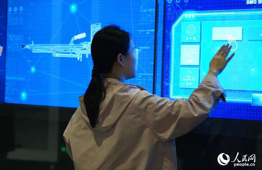 市民在南昌軍事主題公園輕武器館體驗互動設備。人民網記者 毛思遠攝