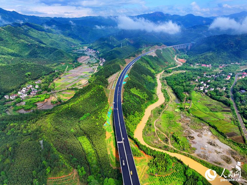 贛州市大余縣浮江鄉境內的遂大高速公路建設現場，工人在安裝防護欄。人民網 朱海鵬攝