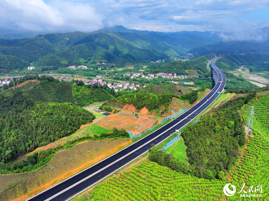 贛州市大余縣浮江鄉境內的遂大高速公路建設現場，工人在安裝防護欄。人民網 朱海鵬攝