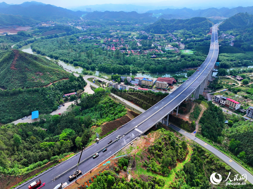 贛州市大余縣浮江鄉境內的遂大高速公路建設現場，工人在安裝防護欄。人民網 朱海鵬攝