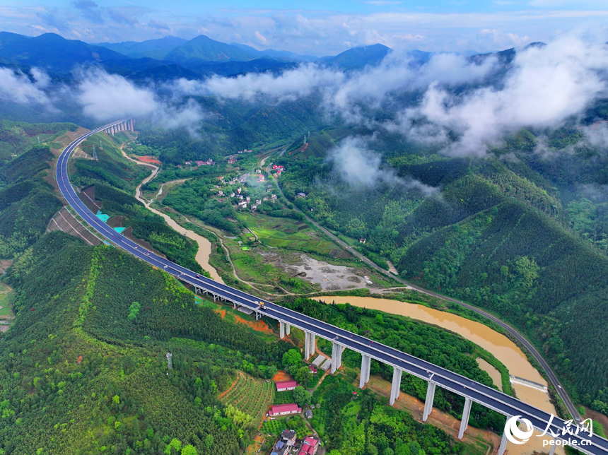 贛州市大余縣浮江鄉境內的遂大高速公路建設現場，工人在安裝防護欄。人民網 朱海鵬攝
