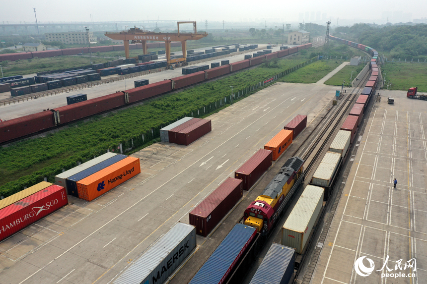 一進一出的鐵海聯運班列在南昌國際陸港內交匯。人民網記者 時雨攝