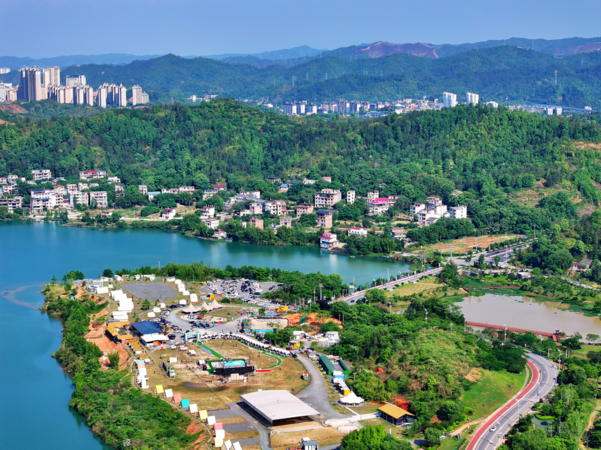 贛州市上猶縣的趣野南湖野奢營地，房車帳篷、露營帳篷鱗次櫛比，吸引眾多游客驅車前來游玩，暢享戶外露營樂趣。人民網 朱海鵬攝