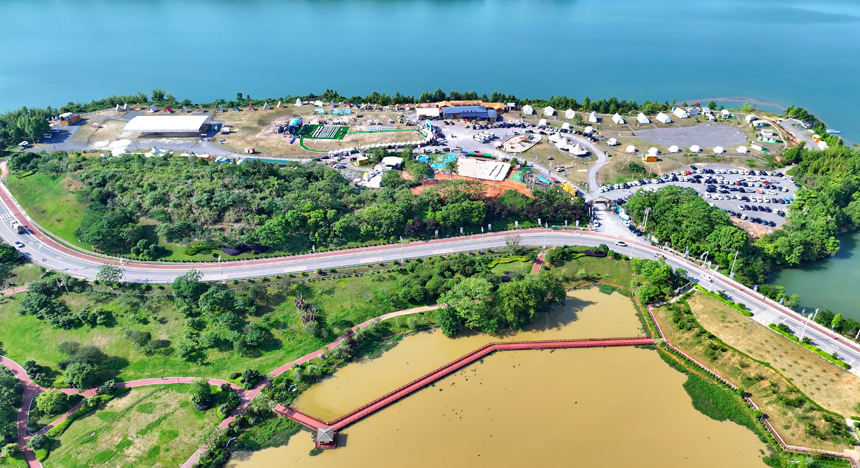 贛州市上猶縣的趣野南湖野奢營地，房車帳篷、露營帳篷鱗次櫛比，吸引眾多游客驅車前來游玩，暢享戶外露營樂趣。人民網 朱海鵬攝