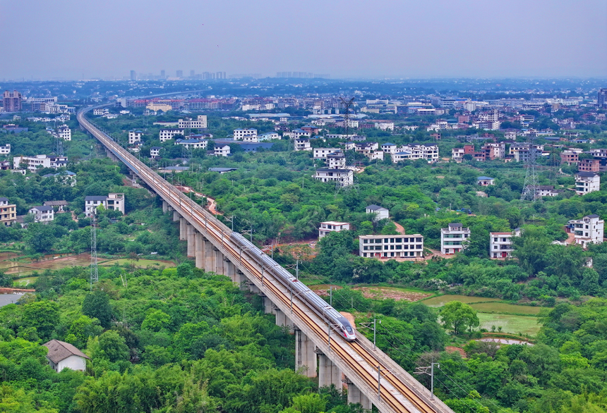 贛州市南康區龍嶺鎮境內，贛深高鐵列車往來疾馳。人民網 朱海鵬攝