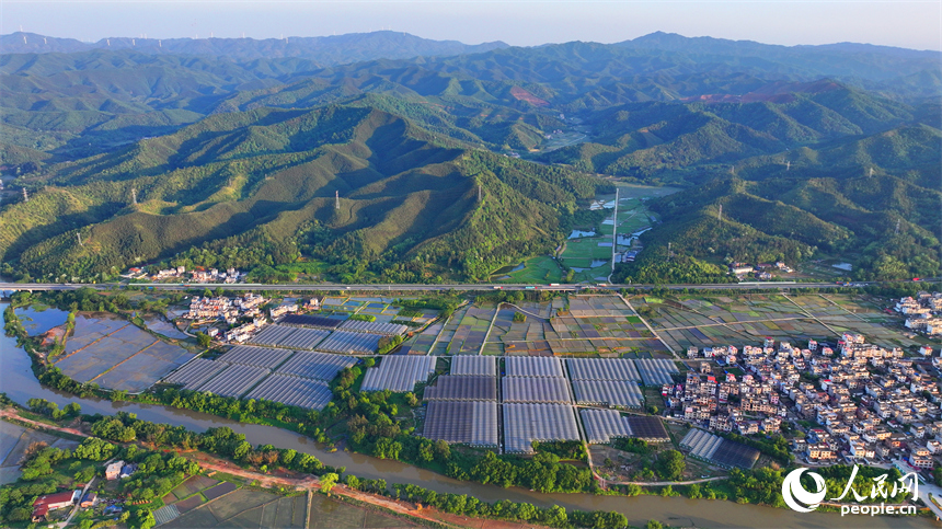 車輛在康大高速江西省大余縣黃龍鎮境內行駛，公路沿線山清水秀鄉村美。人民網 朱海鵬攝