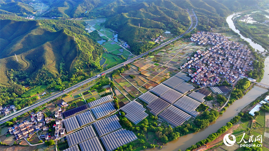 車輛在康大高速江西省大余縣黃龍鎮境內行駛，公路沿線山清水秀鄉村美。人民網 朱海鵬攝