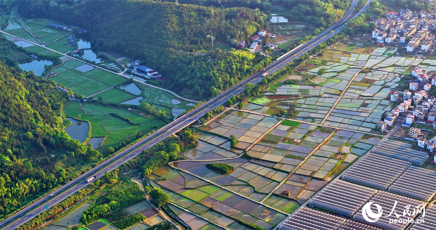 車輛在康大高速江西省大余縣黃龍鎮境內行駛，公路沿線山清水秀鄉村美。人民網 朱海鵬攝