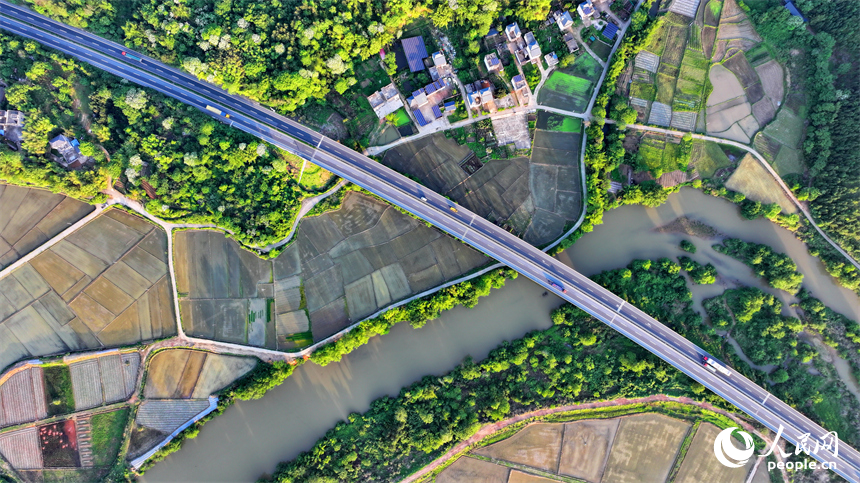 車輛在康大高速江西省大余縣黃龍鎮境內行駛，公路沿線山清水秀鄉村美。人民網 朱海鵬攝