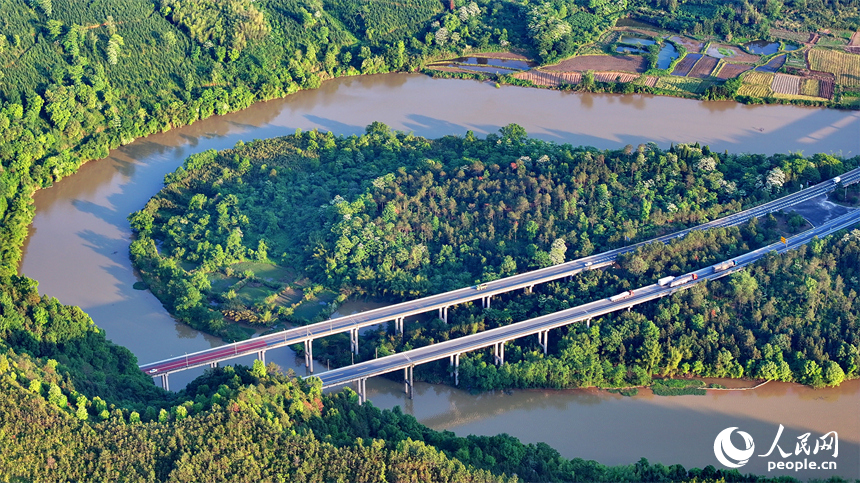車輛在康大高速江西省大余縣黃龍鎮境內行駛，公路沿線山清水秀鄉村美。人民網 朱海鵬攝