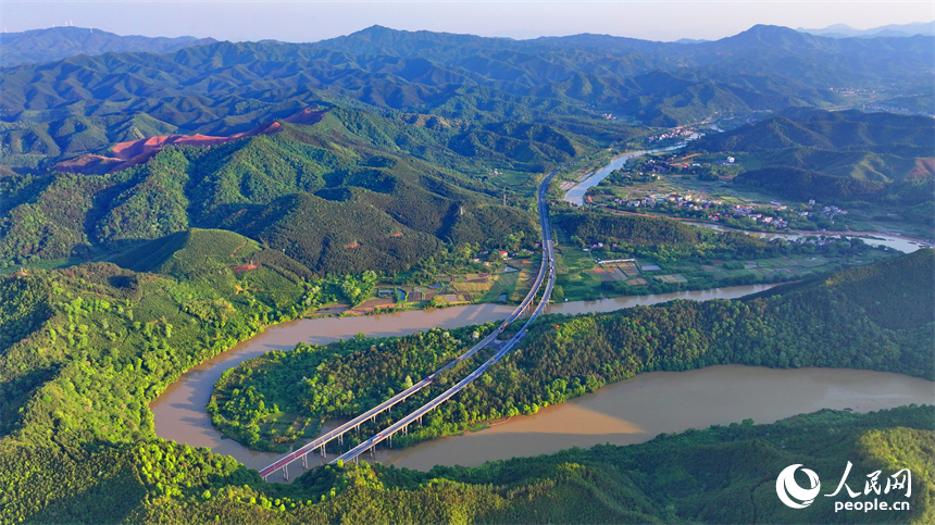 車輛在康大高速江西省大余縣黃龍鎮境內行駛，公路沿線山清水秀鄉村美。人民網 朱海鵬攝