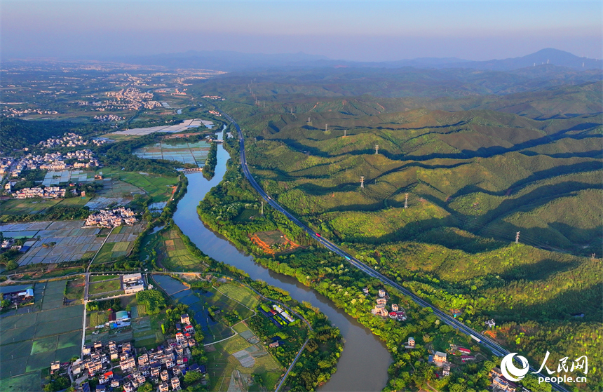 車輛在康大高速江西省大余縣黃龍鎮境內行駛，公路沿線山清水秀鄉村美。人民網 朱海鵬攝