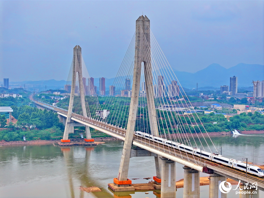 高鐵列車在贛州市的贛江特大橋上疾馳而過。人民網 朱海鵬攝