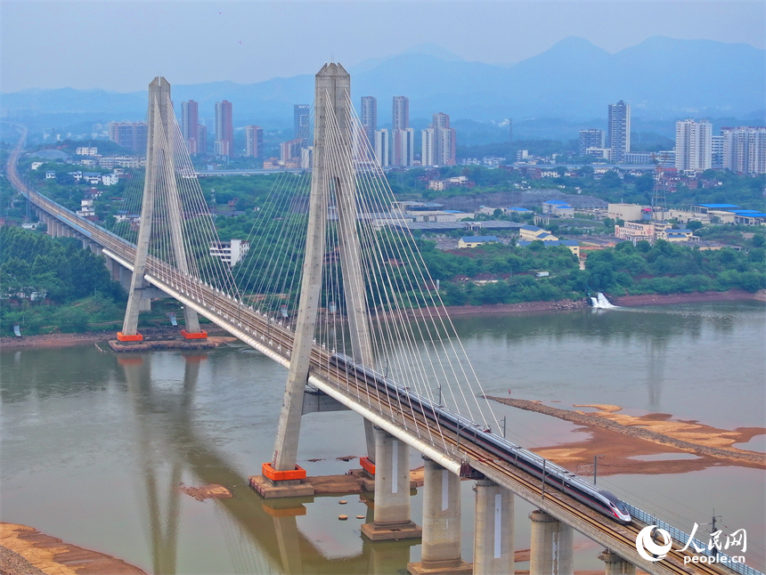高鐵列車在贛州市的贛江特大橋上疾馳而過。人民網 朱海鵬攝