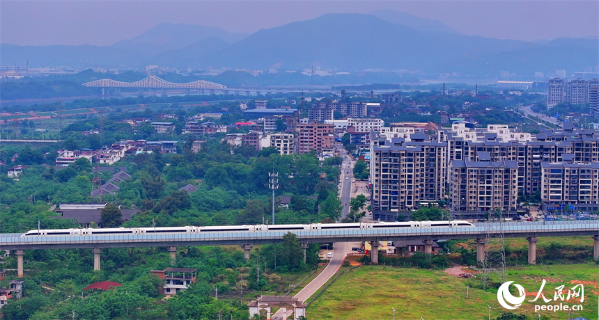 高鐵列車在贛州市的贛江特大橋上疾馳而過。人民網 朱海鵬攝