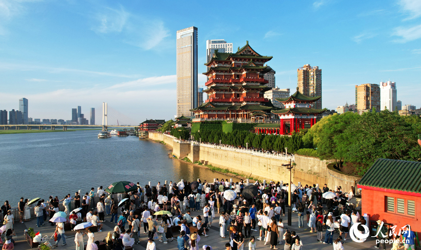 5月2日，滕王閣景區游人如織。人民網記者 毛思遠攝
