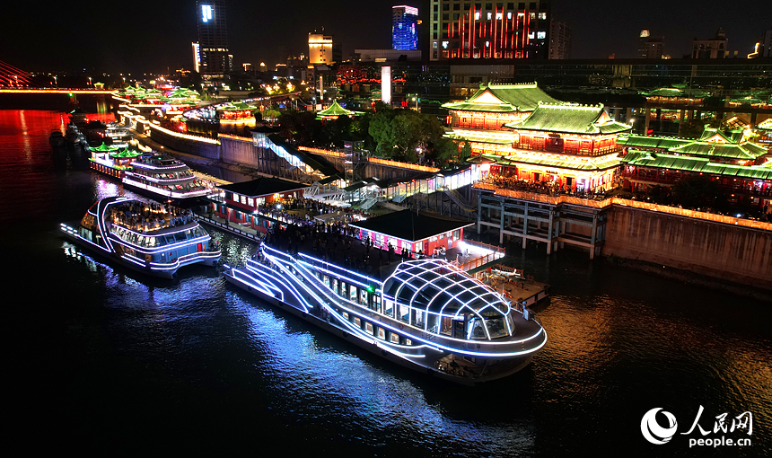 游客乘游輪感受“一江兩岸”秀美風光。人民網記者 毛思遠攝