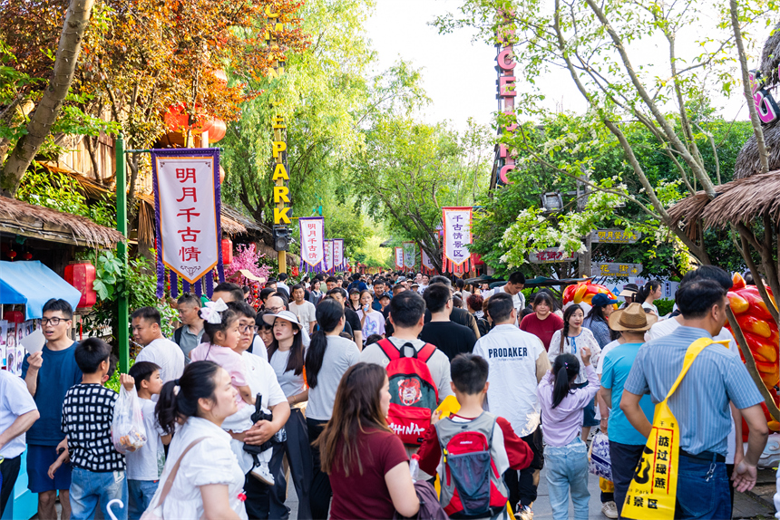 明月千古情景區內人頭攢動。陳磊攝