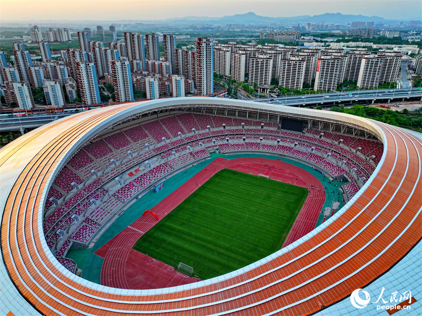 贛州市全民健身中心綜合體育場，市民在參與體育運動項目，健身鍛煉、放松身心。人民網 朱海鵬攝