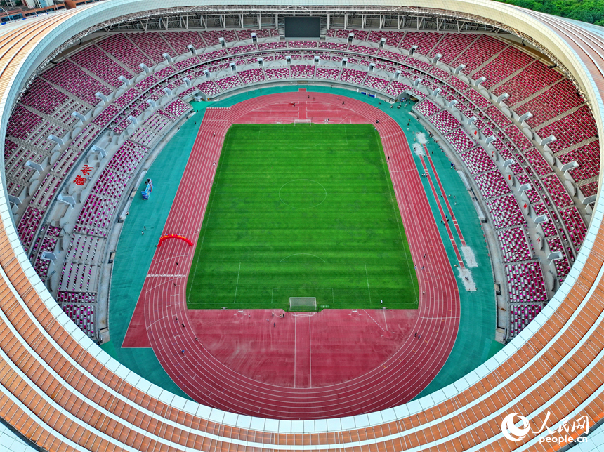 贛州市全民健身中心綜合體育場，市民在參與體育運動項目，健身鍛煉、放松身心。人民網 朱海鵬攝