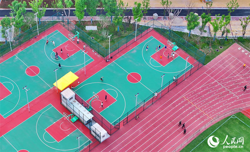 贛州市全民健身中心綜合體育場，市民在參與體育運動項目，健身鍛煉、放松身心。人民網 朱海鵬攝