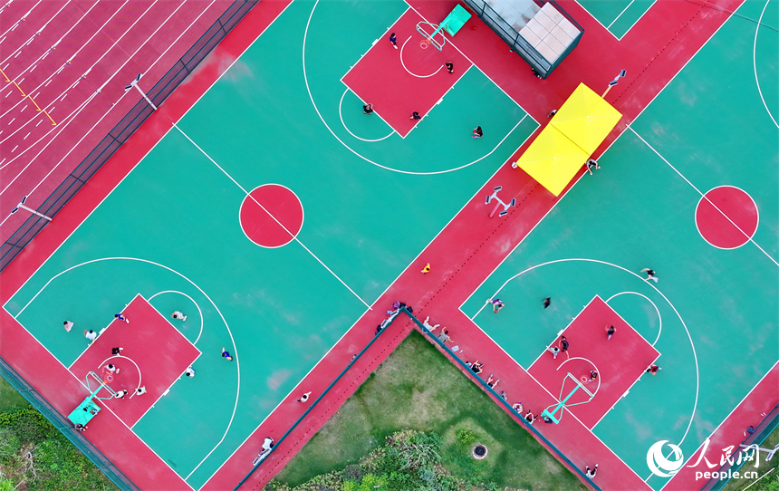贛州市全民健身中心綜合體育場，市民在參與體育運動項目，健身鍛煉、放松身心。人民網 朱海鵬攝