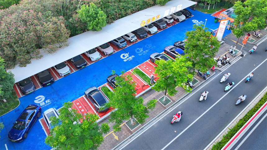 許多新能源汽車停在江西省贛州市章貢區章江新區的一處超充站充電。人民網 朱海鵬攝