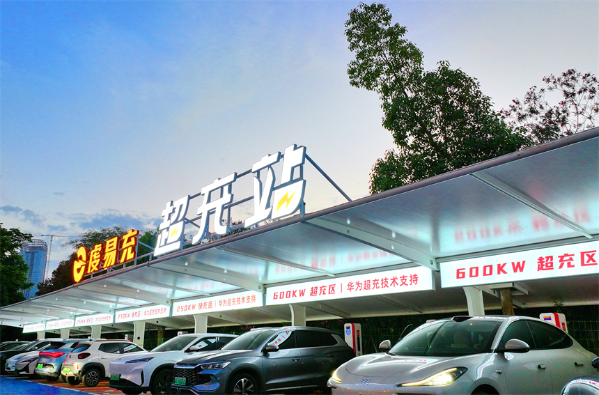 許多新能源汽車停在江西省贛州市章貢區章江新區的一處超充站充電。人民網 朱海鵬攝