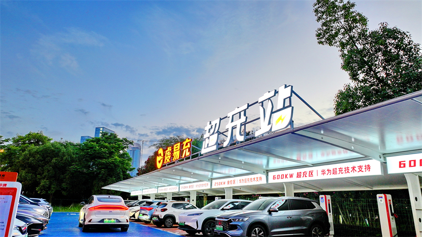 許多新能源汽車停在江西省贛州市章貢區章江新區的一處超充站充電。人民網 朱海鵬攝