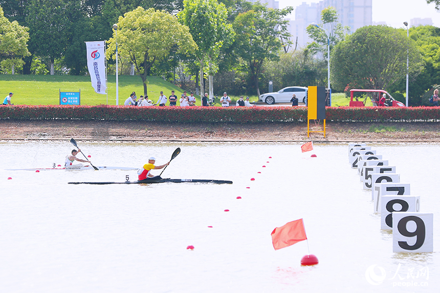 2025年亞洲皮劃艇靜水錦標賽在南昌開賽。圖為選手們在瑤湖湖面比拼。人民網記者 時雨攝