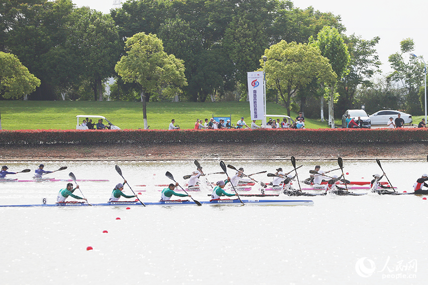 2025年亞洲皮劃艇靜水錦標賽在南昌開賽。圖為選手們在瑤湖湖面比拼。人民網記者 時雨攝