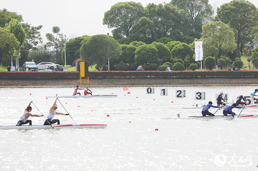 2025年亞洲皮劃艇靜水錦標賽在南昌開賽。圖為選手們在瑤湖湖面比拼。人民網記者 時雨攝