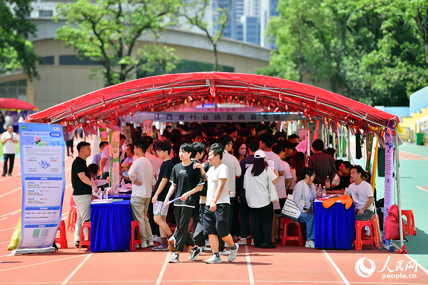 “國聘行動”第六季江西高校行在江西農業大學舉行。人民網記者 時雨攝