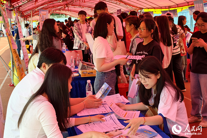 “國聘行動”現場，高校畢業生正在跟企業招聘人員交談。人民網記者 時雨攝