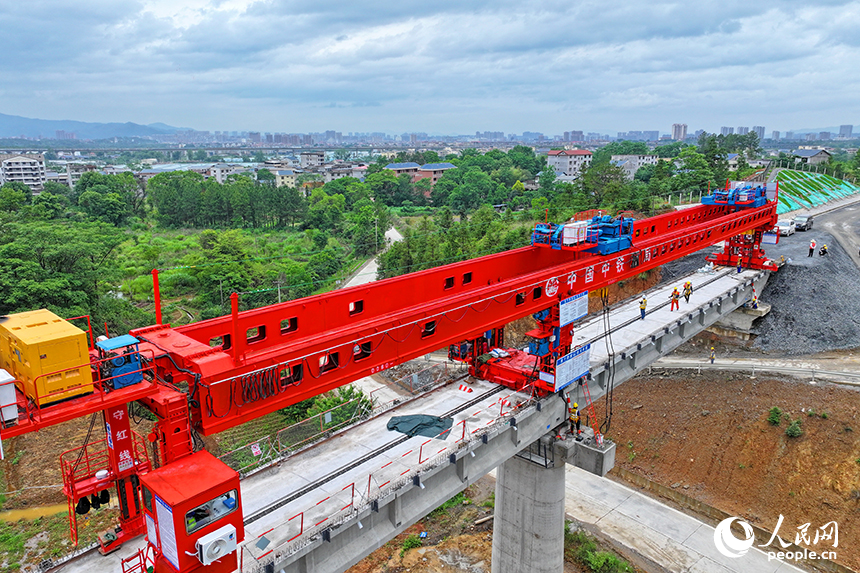 瑞金市澤覃鄉，大型架梁機平穩前移，工人在架設瑞梅鐵路橋梁。人民網 朱海鵬攝