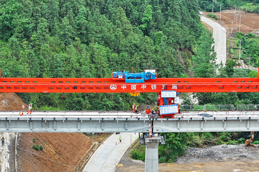 瑞金市澤覃鄉，大型架梁機平穩前移，工人在架設瑞梅鐵路橋梁。人民網 朱海鵬攝