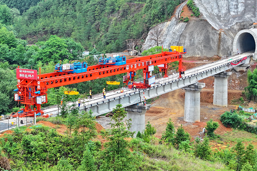 瑞金市澤覃鄉，大型架梁機平穩前移，工人在架設瑞梅鐵路橋梁。人民網 朱海鵬攝