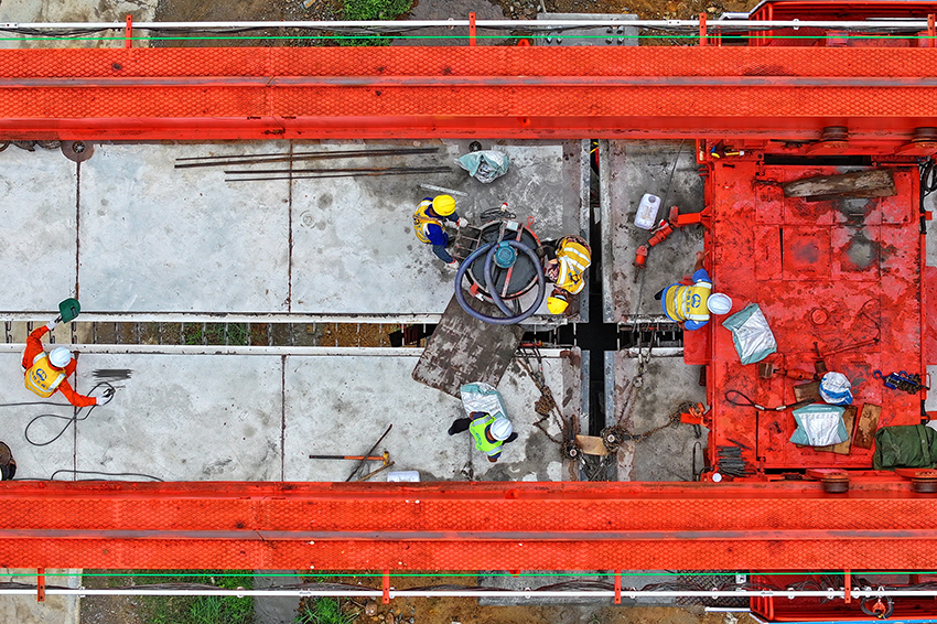 瑞金市澤覃鄉，大型架梁機平穩前移，工人在架設瑞梅鐵路橋梁。人民網 朱海鵬攝