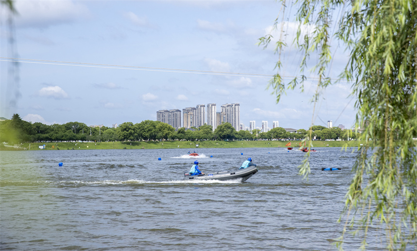 水上救援演練。