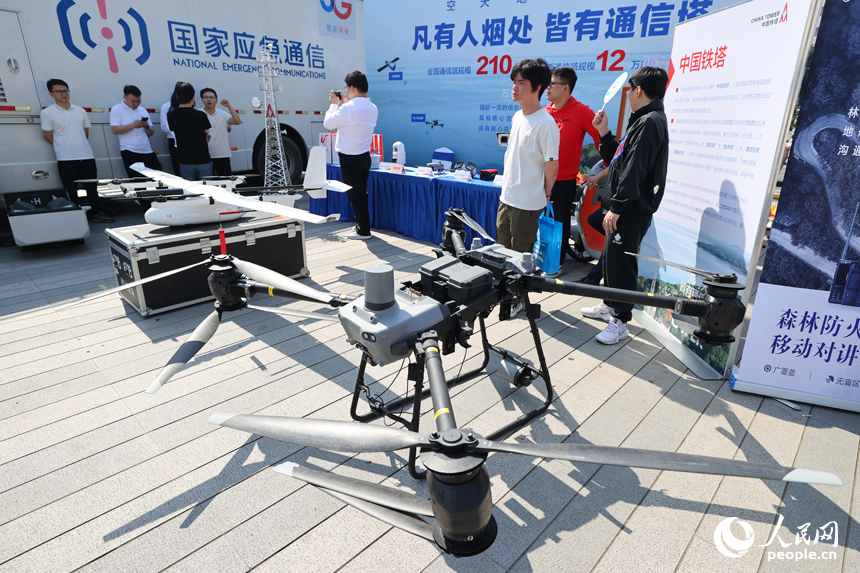 活動現場展示的應急救援裝備。人民網記者 時雨攝