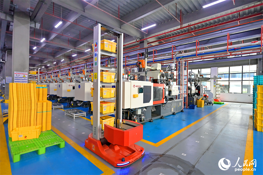 瑞金市經濟技術開發區5G數字產業園，智能自動導引車在車間里來回穿行運送生產物料。人民網 朱海鵬攝