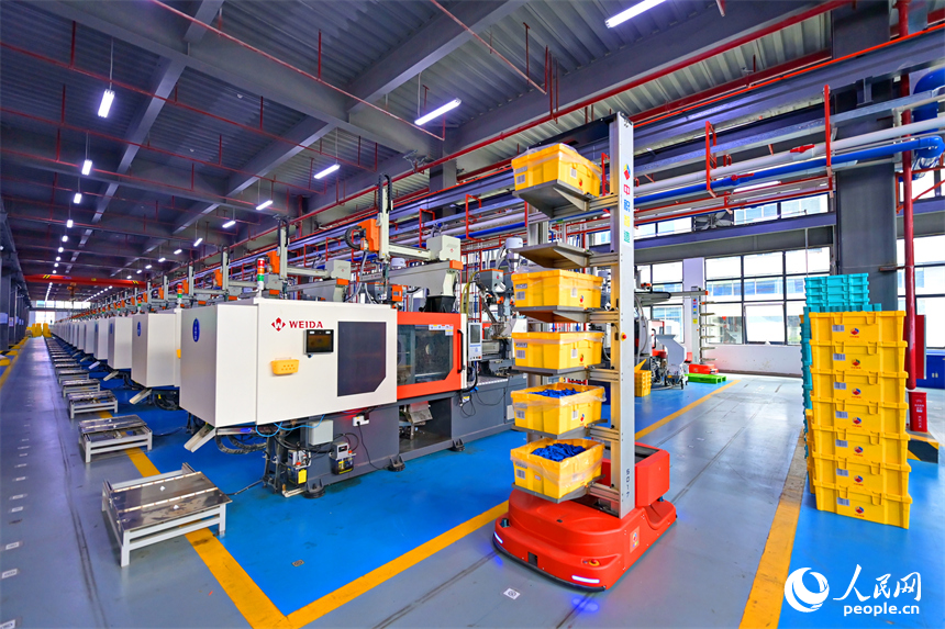 瑞金市經濟技術開發區5G數字產業園，智能自動導引車在車間里來回穿行運送生產物料。人民網 朱海鵬攝