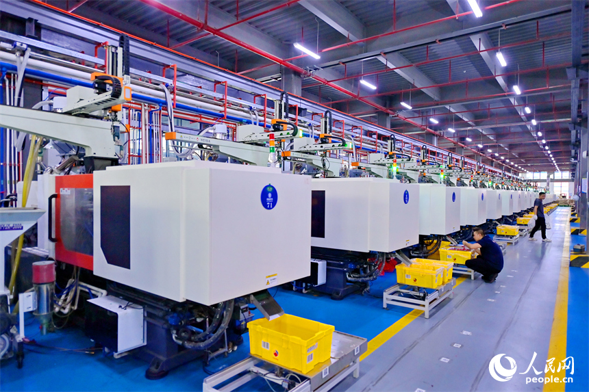 瑞金市經濟技術開發區5G數字產業園，智能自動導引車在車間里來回穿行運送生產物料。人民網 朱海鵬攝