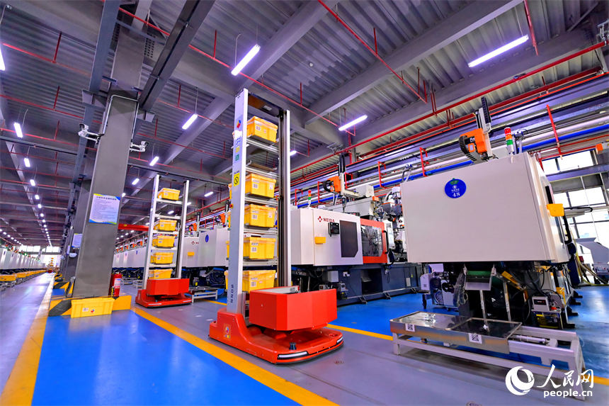 瑞金市經濟技術開發區5G數字產業園，智能自動導引車在車間里來回穿行運送生產物料。人民網 朱海鵬攝